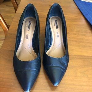 Clarks black pump.